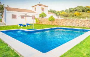 ein Swimmingpool im Hof eines Hauses in der Unterkunft 5 Bedroom Awesome Home In Ubrique in Ubrique + 17 Fotos