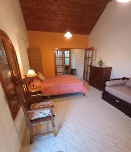 1 dormitorio con 1 cama y 1 silla en una habitación en El Diamante en San Rafael