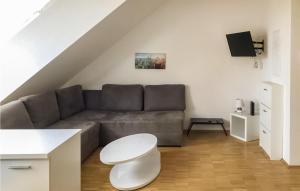 基爾的住宿－Nice Apartment In Kiel With Wifi And 1 Bedrooms，客厅配有沙发和桌子
