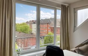 基爾的住宿－Nice Apartment In Kiel With Wifi And 1 Bedrooms，享有大楼景致的窗户