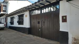 ein Paar Holztüren auf einem Gebäude in der Unterkunft Casa Gloria en Villa de Leyva in Villa de Leyva