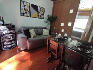 a living room with a couch and a table at Terê c/Lazer completo-RelaxTerêMontainHouse in Teresópolis