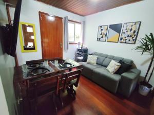 a living room with a couch and a table at Terê c/Lazer completo-RelaxTerêMontainHouse in Teresópolis