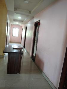 une pièce vide avec un bureau et un mur dans l'établissement SPOT ON Akshay Graden Lodge, à Pune