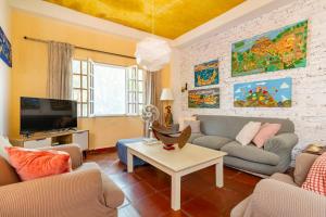 a living room with a couch and a tv at JUNTO AL MAR Y EL MANGLAR in Cartagena de Indias