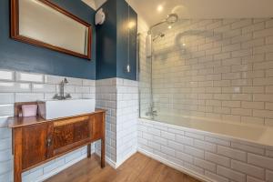 une salle de bain avec un lavabo et une baignoire dans l'établissement Ken Hill Cottage, à Snettisham 28 autres photos