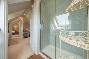 une douche à l'italienne dans une salle de bains avec porte en verre dans l'établissement Field Piece Cottage, à Burnham Market 44 autres photos