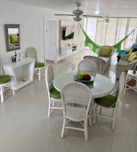 un comedor con una mesa con un bol de fruta. en Apartamento en el Rodadero, Confortable y amplio, con vista al mar, a 80mt de la playa, DELAMAR Apartmet, en Santa Marta