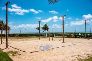 an empty volley ball court on the beach at O Apê na Areia é seu refúgio pertinho do Beach Park in Aquiraz