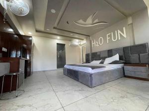 een slaapkamer met een bed met een halo-bord aan de muur bij OYO Flagship 81235 Ho Fun Park in Ambala