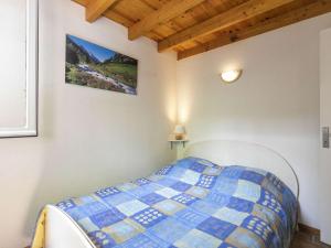 Un dormitorio con una cama azul y blanca en una habitación en Chalet Cauterets, 4 pièces, 6 personnes - FR-1-401-263, en Cauterets