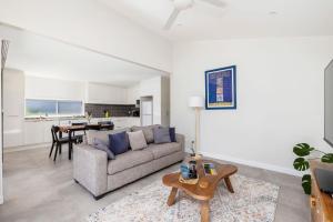 Taylors Beach Cottage的休息区