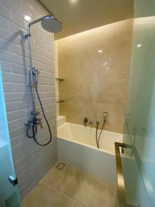 ein Badezimmer mit einer Dusche, einer Badewanne und einem Waschbecken in der Unterkunft 2 Bedroom Luxury Apartment 3 min walk from BTS Ekkamai in Bangkok