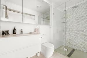 ショール・ベイにあるAura 3 Spectacular Beachside Viewsのトイレとシャワー付きの白いバスルーム +30枚の写真