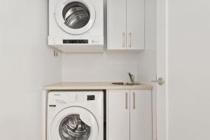 ショール・ベイにあるAura 3 Spectacular Beachside Viewsのキッチン(洗濯機、シンク付)