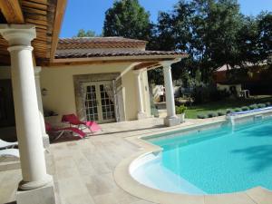 basen w ogrodzie z altaną w obiekcie Chambre d'Hôte Couguiolet - avec piscine w mieście Foissac