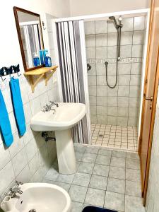 uma casa de banho com um lavatório e um chuveiro em BellaLimone em Calatabiano