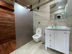een witte badkamer met een toilet en een wastafel bij OYO Flagship 81235 Ho Fun Park in Ambala
