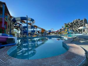 een zwembad in een waterpark met een waterglijbaan bij OYO Flagship 81235 Ho Fun Park in Ambala