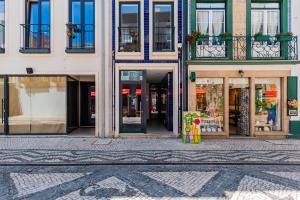 una strada di fronte a un edificio con negozi di Teatro à Vista - No coração do centro de Aveiro ad Aveiro
