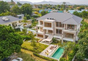 華欣的住宿－Nichahome Luxury Villa，享有带游泳池的房屋的空中景致