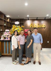 un grupo de personas de pie en frente de una tienda en Palo Santo Hotel Phu Quoc en Phu Quoc