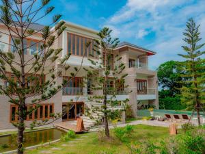 dom z dziedzińcem i drzewami w obiekcie Nichahome Luxury Villa w mieście Hua Hin