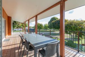 Rõdu või terrass majutusasutuses Lake Taupo Holiday Resort