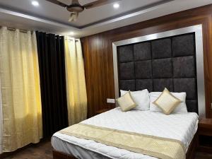 En eller flere senge i et værelse på HOTEL SHAILJA & AD CONTINENTAL RESTAURANT