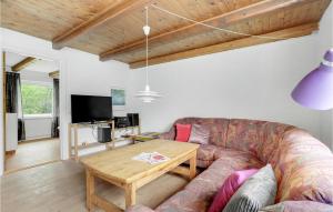 uma sala de estar com um sofá e uma mesa em Pet Friendly Home In Snedsted With House A Panoramic View em Snedsted