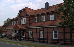 ein altes Haus mit rotem Dach in der Unterkunft Amazing Apartment In Altenmedingen With 2 Bedrooms And Wifi in Altenmedingen