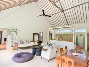 sala de estar con sofá y mesa en The Villas Umalas, en Canggu