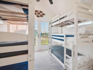 een slaapkamer met 2 stapelbedden en een balkon bij Beach Rays in Galveston
