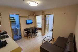 TV a/nebo společenská místnost v ubytování Denise's Midtown Condo