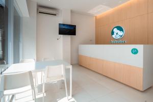 Uma televisão e/ou sistema de entretenimento em Bobopod Kebayoran Baru, Jakarta