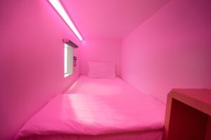 Uma cama ou camas num quarto em Bobopod Kebayoran Baru, Jakarta