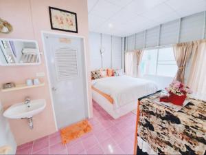 Ban Doem Bang (1)的住宿－塔金濱河度假屋酒店，客房内的浴室设有床和水槽