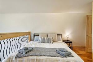 ガトリンバーグにあるSecluded Mtn view New! 10 mins to Gatlinburg or Parkのベッドとタオル2枚のある寝室