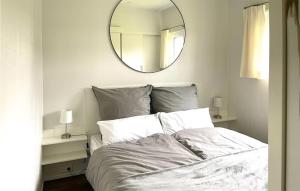 um quarto com uma cama com um espelho na parede em Beautiful Home In Ssel With Kitchen em Süsel
