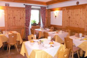 En restaurant eller et andet spisested på Albergo du Soleil