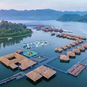 una vista aérea de un puerto deportivo con barcos en el agua en Ruknam Resort, en Ban Hin Hak