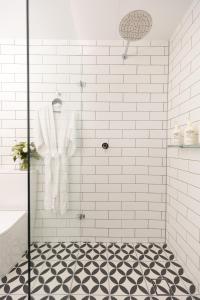 baño con ducha con azulejos blancos de metro en Clare Country Club, en Clare