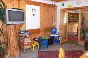 TV a/nebo společenská místnost v ubytování Albergo du Soleil