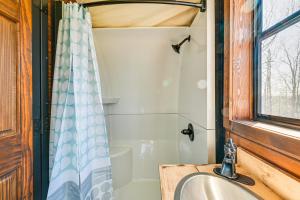 W łazience znajduje się prysznic i umywalka. w obiekcie Ultimate Covered Wagon Pioneers Paradise w mieście Brownsville