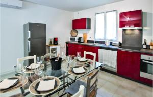 Dapur atau dapur kecil di Lovely Home In Merindol With Wifi