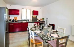 Dapur atau dapur kecil di Lovely Home In Merindol With Wifi