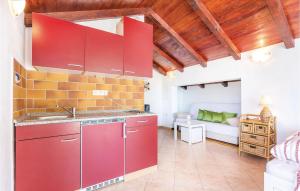 Η κουζίνα ή μικρή κουζίνα στο 2 Bedroom Amazing Home In Crikvenica