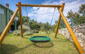 Ο χώρος παιχνιδιού για παιδιά στο 2 Bedroom Amazing Home In Crikvenica