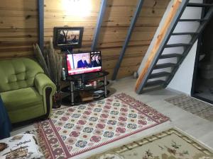 En TV eller et underholdningssystem på Doğa ve deniz manzaralı bungalov