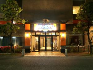 APA Hotel Saitama Yatsuka Ekimae في Soka: مبنى عليه لافته